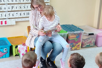 Mama Zosi czyta bajkę.